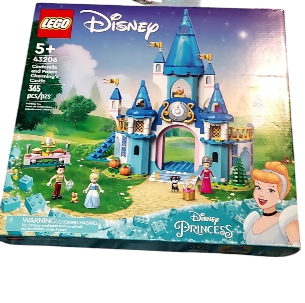 LEGO Disney Cinderella and Prince Charming's Castle 43206 - Picture 7 of 9